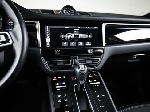 Certified 2023 Porsche Macan AWD/4WD image 19