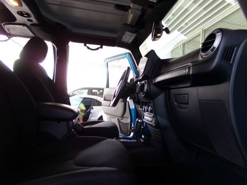 Used 2015 Jeep Wrangler Unlimited Sport AWD/4WD image 27