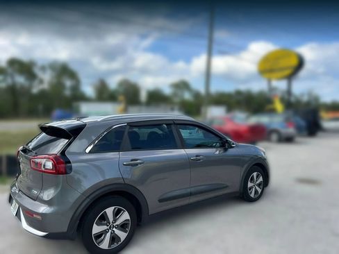 Used 2017 Kia Niro EX FWD image 5