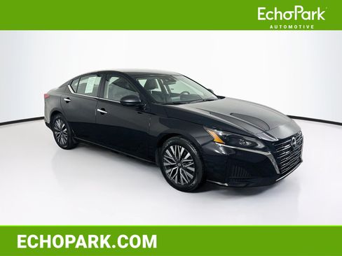 Used 2025 Nissan Altima 2.5 SV FWD image 1