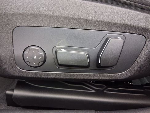 New 2026 BMW 330i Sedan w/ Convenience Package image 17