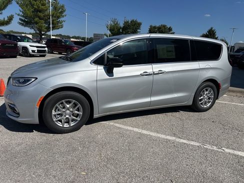 New 2026 Chrysler Pacifica Select image 15
