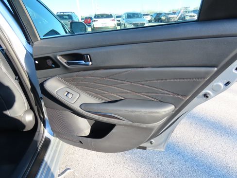 Used 2022 Toyota Avalon Limited image 12