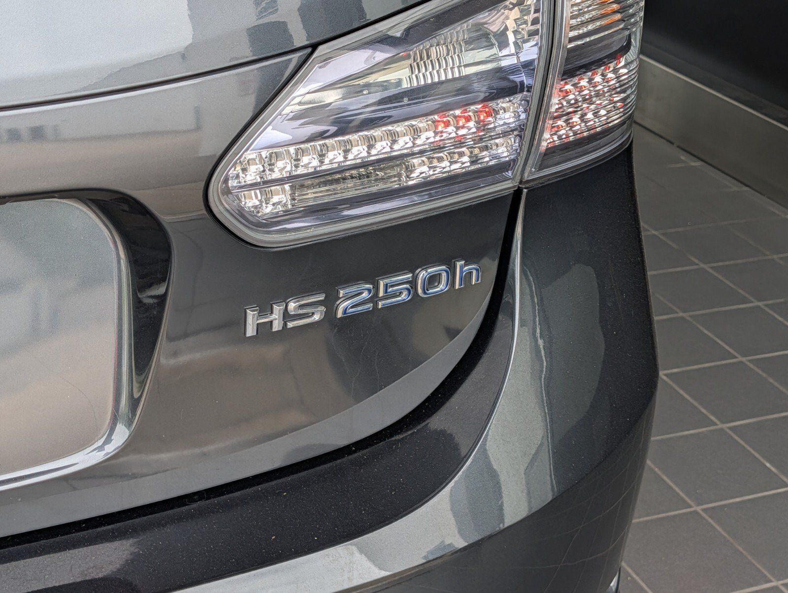 Used 2010 Lexus HS 250h w/ Preferred Accessory Package FWD image 4