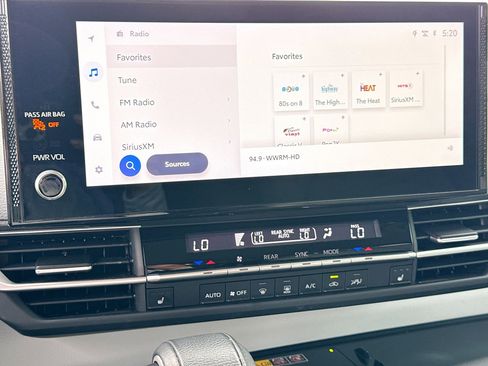 Used 2025 Toyota Sienna XLE FWD image 31