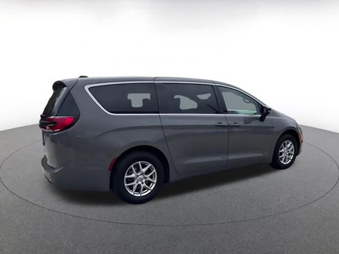 Used 2025 Chrysler Pacifica Select image 15