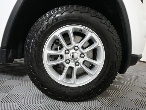 Used 2018 Jeep Grand Cherokee Laredo AWD/4WD image 11