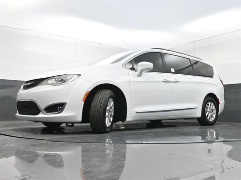 Used 2017 Chrysler Pacifica Touring-L image 23