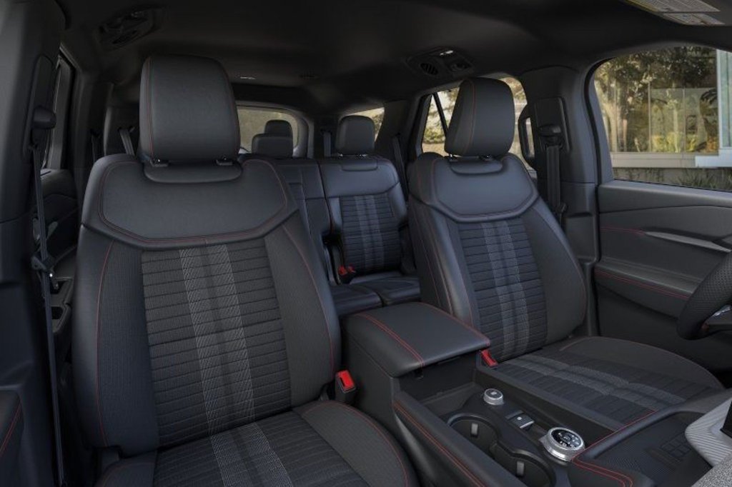 Used 2025 Ford Explorer ST-Line w/ Premium Package RWD image 10