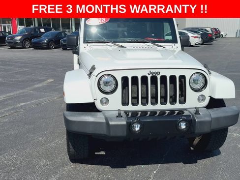 Used 2018 Jeep Wrangler Unlimited Sahara AWD/4WD image 4