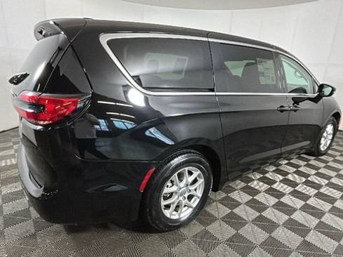 Used 2024 Chrysler Pacifica Touring-L FWD image 2