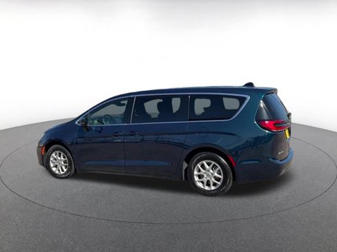 Used 2025 Chrysler Pacifica Select FWD image 8