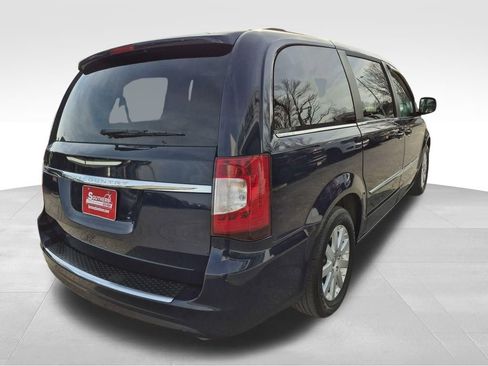 Used 2013 Chrysler Town & Country Touring image 11