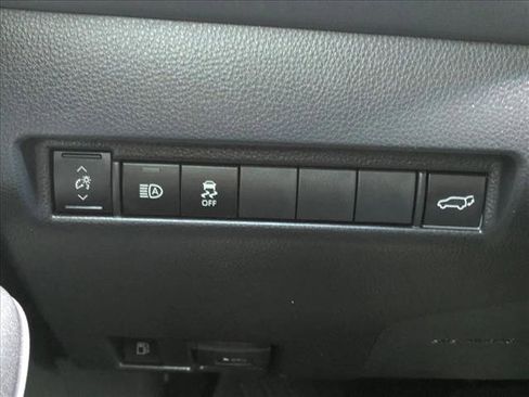 Used 2022 Toyota Venza LE image 17