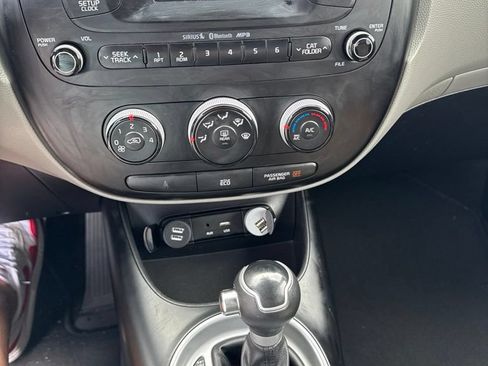 Used 2016 Kia Soul FWD image 2