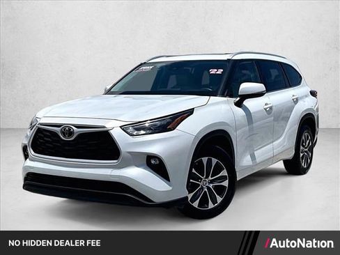 Used 2022 Toyota Highlander XLE FWD image 1