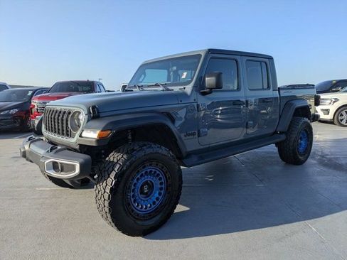 Used 2025 Jeep Gladiator Sport AWD/4WD image 7
