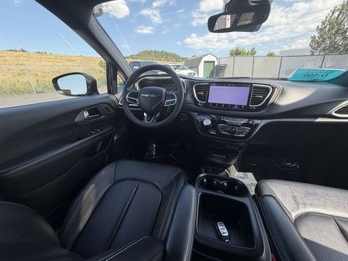 Used 2025 Chrysler Pacifica Select FWD image 15