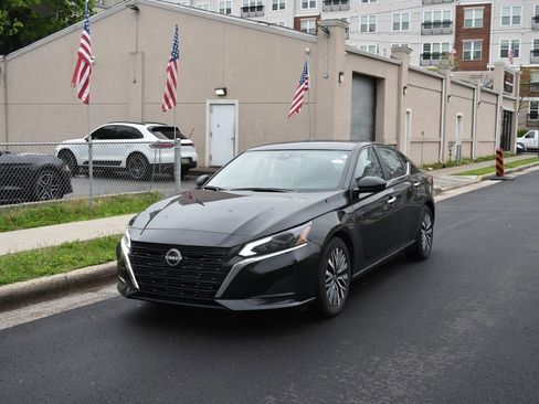 Used 2025 Nissan Altima 2.5 SV FWD image 3