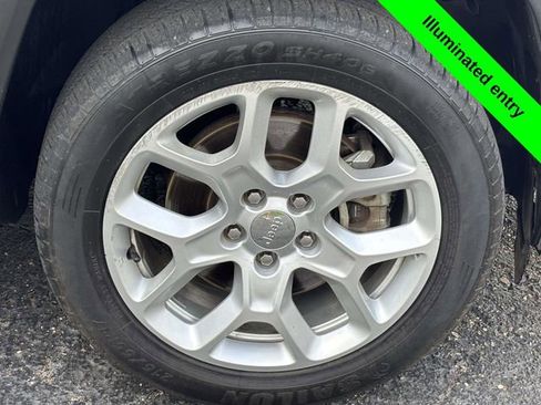 Used 2018 Jeep Renegade Latitude FWD image 29