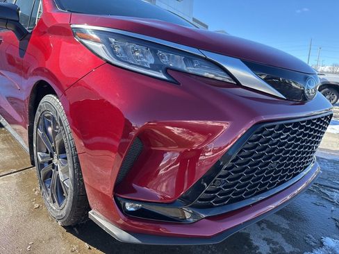 Used 2022 Toyota Sienna XSE image 9