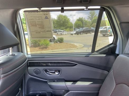 Used 2025 Honda Pilot Black Edition image 57