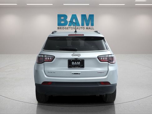 Used 2024 Jeep Compass Latitude image 6