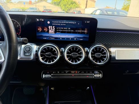 Used 2025 Mercedes-Benz GLB 250 4MATIC image 17