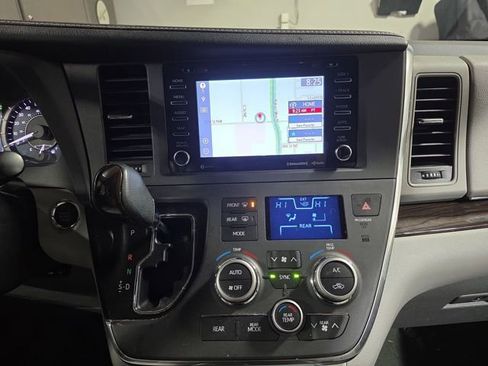Used 2018 Toyota Sienna XLE Premium image 24