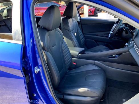 Used 2025 Hyundai Elantra Limited image 9