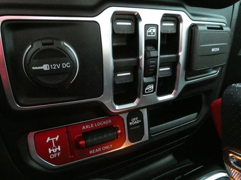 Used 2023 Jeep Gladiator Mojave w/ Cold Weather Group AWD/4WD image 29