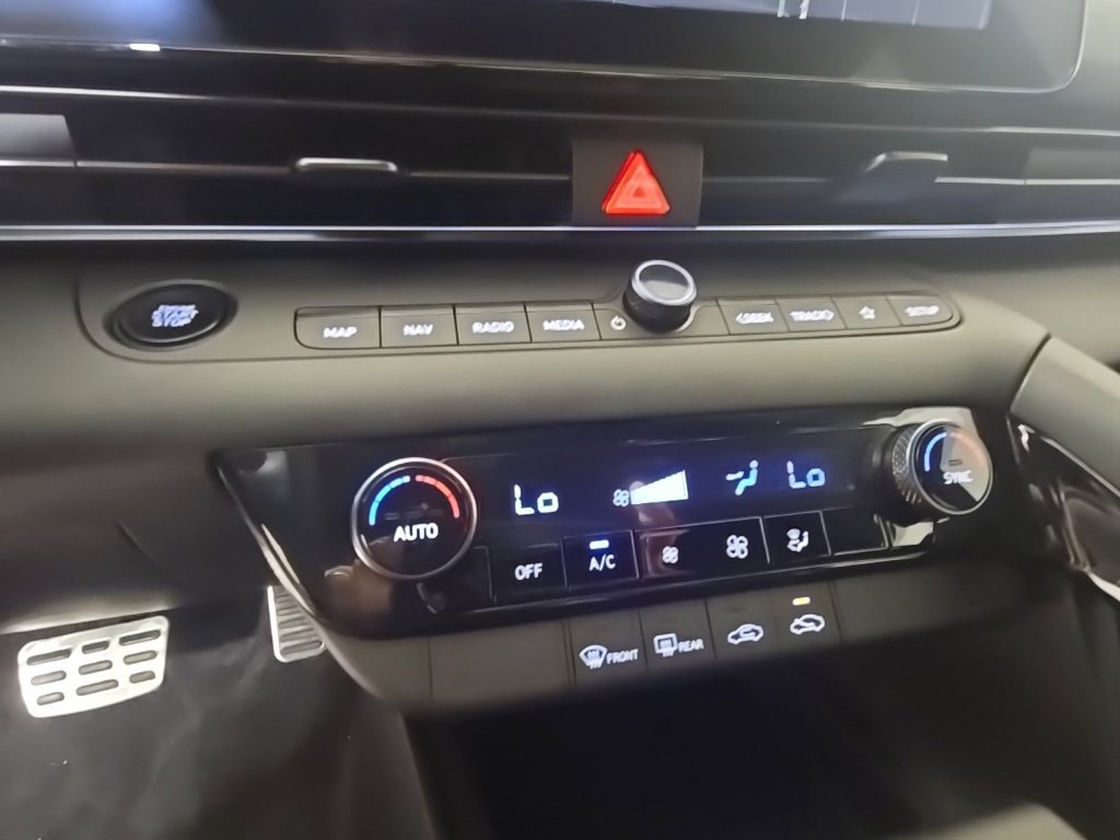 Certified 2025 Hyundai Elantra SEL FWD image 21