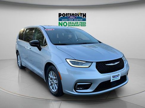 Used 2024 Chrysler Pacifica Touring-L FWD image 1