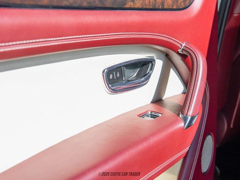 Used 2019 Bentley Bentayga image 26
