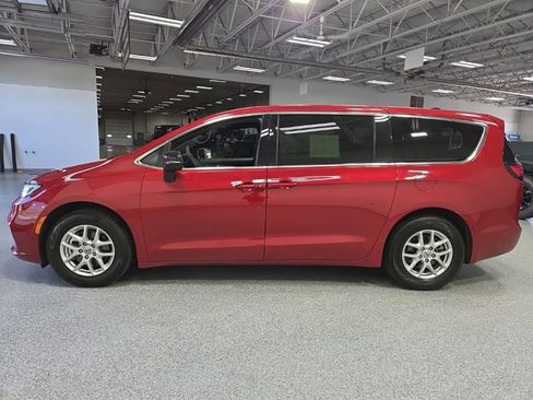 Used 2025 Chrysler Pacifica Select FWD image 4