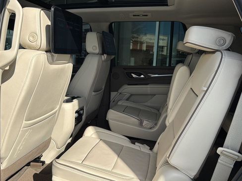 Used 2023 GMC Yukon Denali w/ Denali Reserve Package image 8