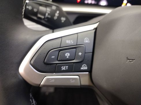 Used 2025 Volkswagen Tiguan SE FWD image 24