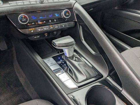 Used 2025 Hyundai Elantra SEL image 25