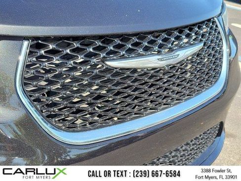 Used 2023 Chrysler Pacifica Touring-L FWD image 7