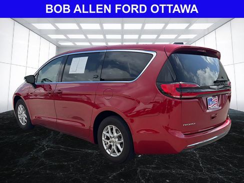 Used 2025 Chrysler Pacifica Select FWD image 4