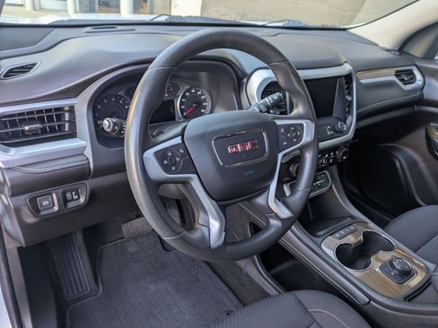Used 2023 GMC Acadia SLE image 11