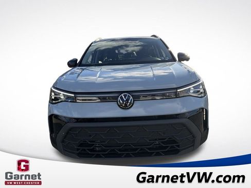 Certified 2025 Volkswagen Taos SE image 9