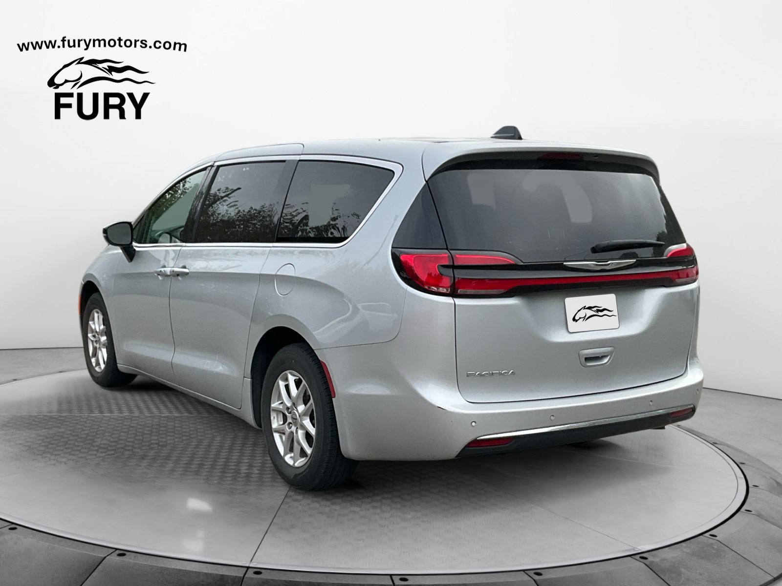 Used 2024 Chrysler Pacifica Touring-L FWD image 6