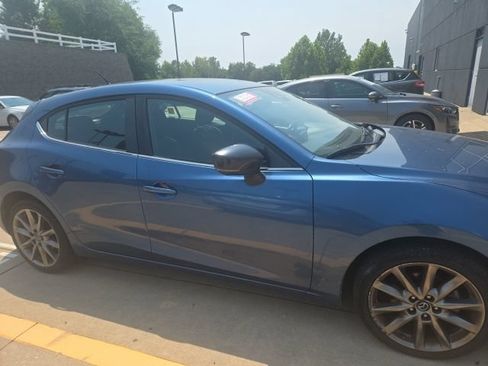 Used 2018 MAZDA MAZDA3 Touring FWD image 3