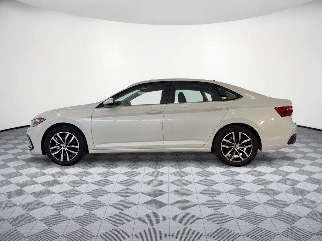 Used 2026 Volkswagen Jetta SE FWD image 2