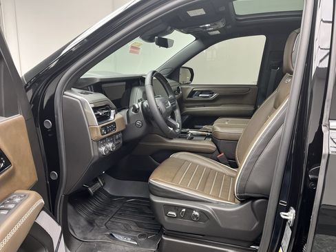 Certified 2025 GMC Yukon XL Denali Ultimate w/ LPO, Floor Liner Package AWD/4WD image 3
