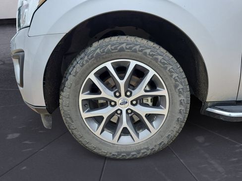 Used 2018 Ford Expedition XLT w/ Equipment Group 202A AWD/4WD image 14
