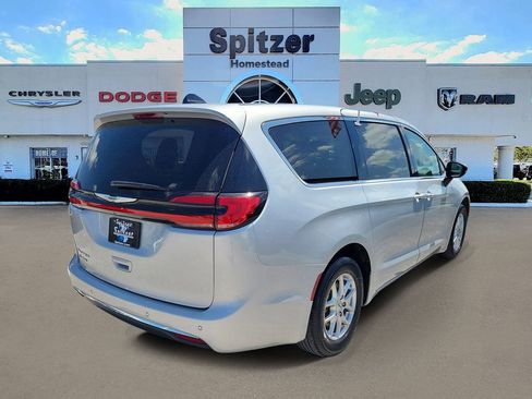 Used 2024 Chrysler Pacifica Touring-L image 2