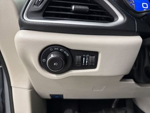 Used 2021 Chrysler Pacifica Touring-L w/ Uconnect Theater Family Group image 37