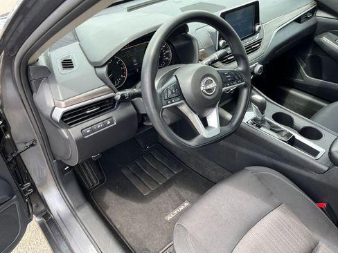 Used 2025 Nissan Altima 2.5 SV image 34